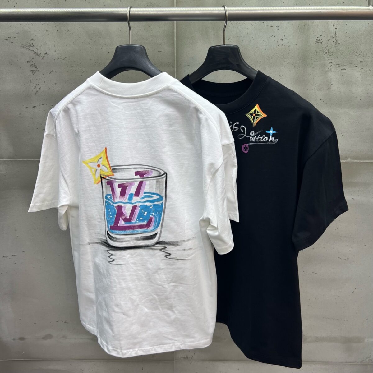 P120 LV 26ss新款 小众氛围感 手绘款短袖 -颜色：黑色 白色 -码数：XS S M L