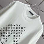 weigou_170348_2_d316e7d038 P70 1v 路易*2026春夏新款 个性字母印花工艺设计 高端版本!透气舒适度高,定制双纱平纹纯棉面料 宽松版短袖圆领T恤 男女同款 颜色: 黑色 白色 杏色 灰色 尺码: S (90-130斤) M (120-150斤) L (140-165斤) XL (160-180斤) XXL (180-210斤)