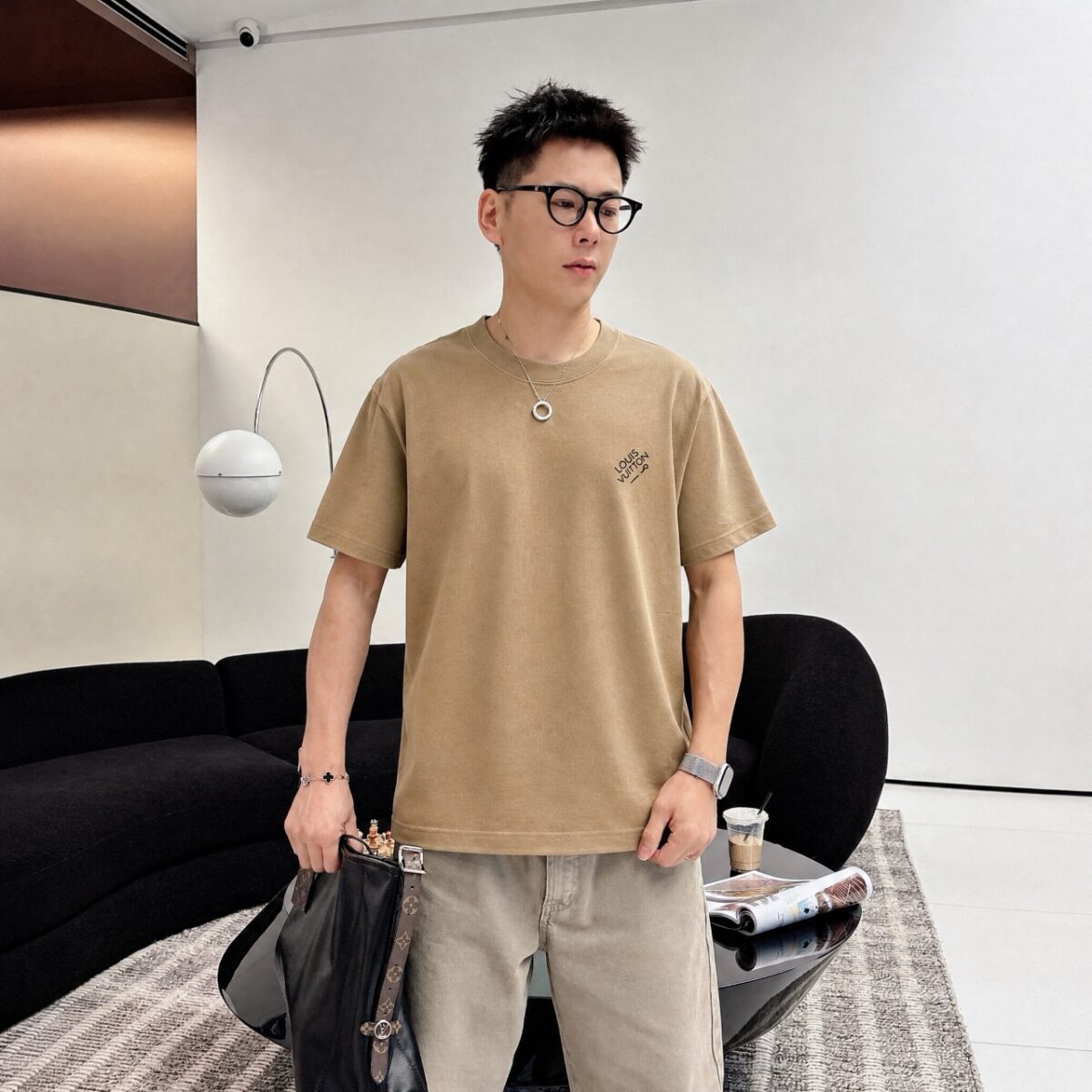 weigou_170376_6_5303f1b9b3 P75 1v~ Lv路易logo字母刺绣,官方同款 《区别通货面料》7a抗菌短袖tee 上身十分舒适,男女同款半袖,落肩宽松版型 颜色: 黑色 白色 咖啡色 尺码:S(90-130斤) M(125-150斤) L(135-165斤) XL(160-190斤) XXL(185-220斤)