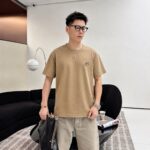 weigou_170376_6_5303f1b9b3 P75 1v~ Lv路易logo字母刺绣,官方同款 《区别通货面料》7a抗菌短袖tee 上身十分舒适,男女同款半袖,落肩宽松版型 颜色: 黑色 白色 咖啡色 尺码:S(90-130斤) M(125-150斤) L(135-165斤) XL(160-190斤) XXL(185-220斤)