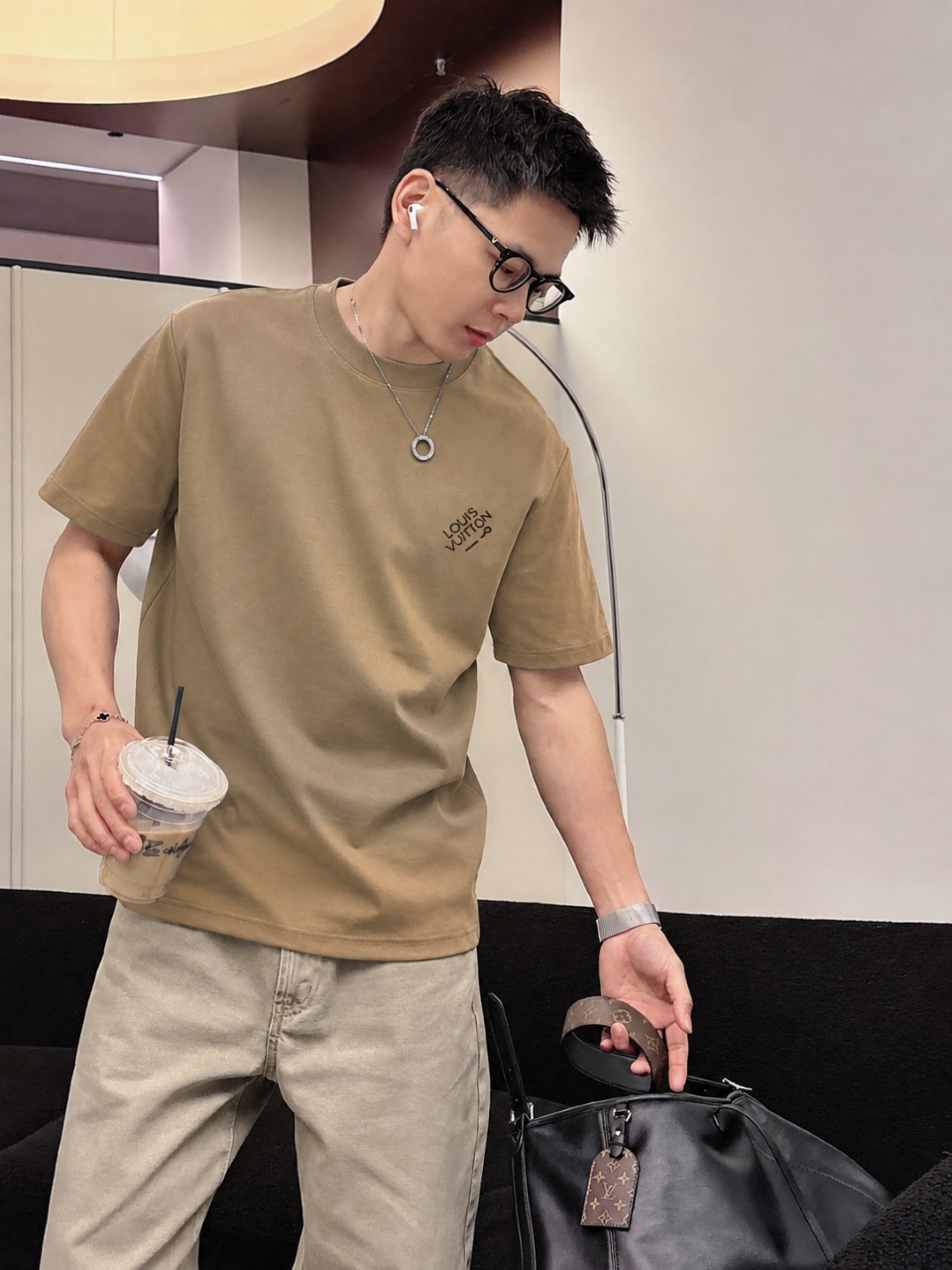 weigou_170376_7_42d67ebb18 P75 1v~ Lv路易logo字母刺绣,官方同款 《区别通货面料》7a抗菌短袖tee 上身十分舒适,男女同款半袖,落肩宽松版型 颜色: 黑色 白色 咖啡色 尺码:S(90-130斤) M(125-150斤) L(135-165斤) XL(160-190斤) XXL(185-220斤)