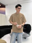 weigou_170376_8_e8a45602b7 P75 1v~ Lv路易logo字母刺绣,官方同款 《区别通货面料》7a抗菌短袖tee 上身十分舒适,男女同款半袖,落肩宽松版型 颜色: 黑色 白色 咖啡色 尺码:S(90-130斤) M(125-150斤) L(135-165斤) XL(160-190斤) XXL(185-220斤)