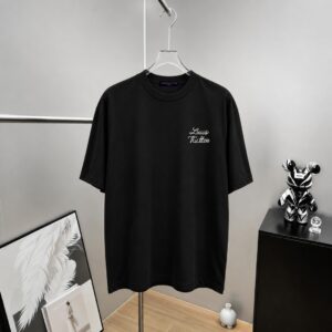 P75 1v～ Lv路易logo字母刺绣，官方同款 《区别通货面料》7a抗菌短袖tee 上身十分舒适，男女同款半袖，落肩宽松版型 颜色: 黑色 白色 咖啡色 尺码：S（90-130斤） M（125-150斤） L（135-165斤） XL（160-190斤） XXL（185-220斤）