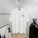 P75 1v～ Lv路易logo字母刺绣，官方同款 《区别通货面料》7a抗菌短袖tee 上身十分舒适，男女同款半袖，落肩宽松版型 颜色: 黑色 白色 咖啡色 尺码：S（90-130斤） M（125-150斤） L（135-165斤） XL（160-190斤） XXL（185-220斤）