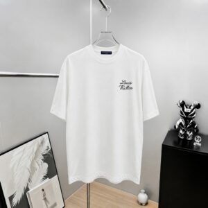 P75 1v～ Lv路易logo字母刺绣，官方同款 《区别通货面料》7a抗菌短袖tee 上身十分舒适，男女同款半袖，落肩宽松版型 颜色: 黑色 白色 咖啡色 尺码：S（90-130斤） M（125-150斤） L（135-165斤） XL（160-190斤） XXL（185-220斤）