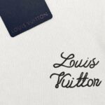 P75 1v～ Lv路易logo字母刺绣，官方同款 《区别通货面料》7a抗菌短袖tee 上身十分舒适，男女同款半袖，落肩宽松版型 颜色: 黑色 白色 咖啡色 尺码：S（90-130斤） M（125-150斤） L（135-165斤） XL（160-190斤） XXL（185-220斤）
