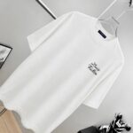 P75 1v～ Lv路易logo字母刺绣，官方同款 《区别通货面料》7a抗菌短袖tee 上身十分舒适，男女同款半袖，落肩宽松版型 颜色: 黑色 白色 咖啡色 尺码：S（90-130斤） M（125-150斤） L（135-165斤） XL（160-190斤） XXL（185-220斤）