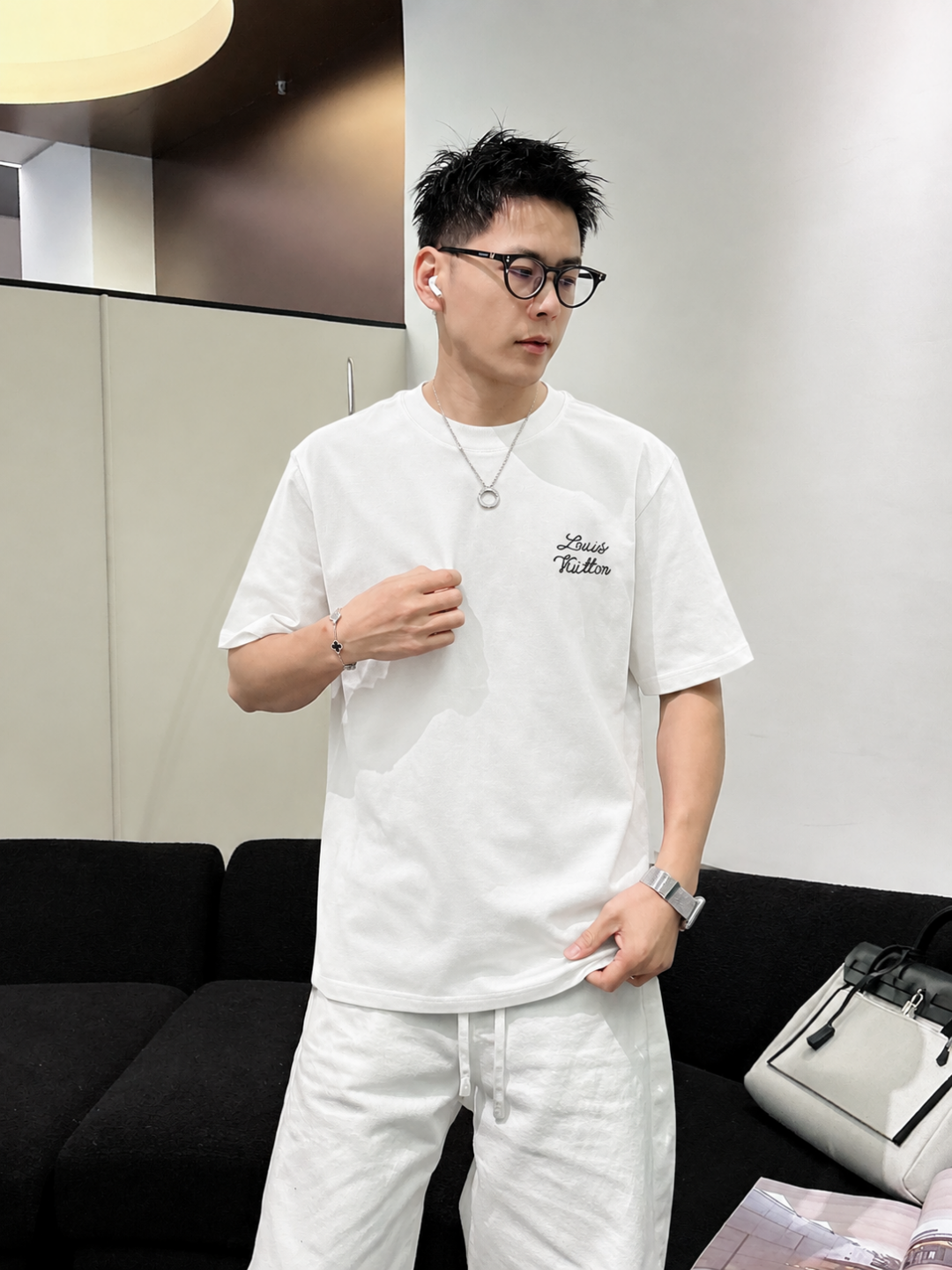 P75 1v～ Lv路易logo字母刺绣，官方同款 《区别通货面料》7a抗菌短袖tee 上身十分舒适，男女同款半袖，落肩宽松版型 颜色: 黑色 白色 咖啡色 尺码：S（90-130斤） M（125-150斤） L（135-165斤） XL（160-190斤） XXL（185-220斤）