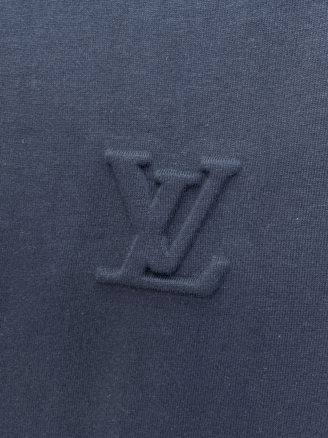 P85 LV 新款短袖T桖衫 三标齐全 原版面料 原版订制辅料 官方同款 采用32S 260克紧密面料，定制 同缸染面料 手感非常舒服爽滑 版型挺阔有型 一线品牌代工厂出品 衣领罗纹采用进口纱线织造 久穿不变形 春夏最新款式 时尚又个性 超级百搭好看的一款 男女都非常合适 人手必备款 尺码：S-XXL