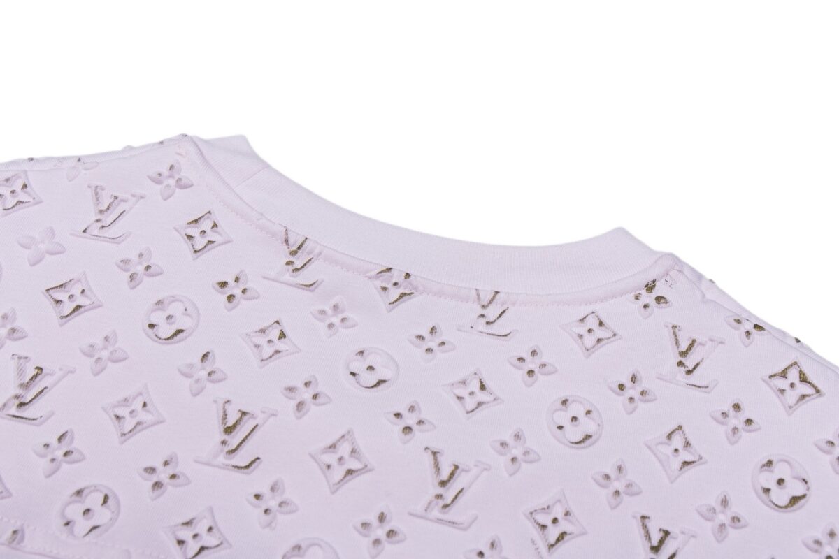 P175 1v 26FW Monogram 烫金油墨压花短袖（粉色） 面料采用甄选高支精梳棉质面料，触感顺滑软糯，亲肤透气，上身垂坠感佳。面料织造紧密扎实，不易变形起皱，兼顾舒适穿着与挺括版型，日常穿着透气不闷汗，耐洗不易松弛，面料肌理完全对标原版品质。宽松落肩圆领版型，不挑身材，男女均可驾驭。肩部拼接品牌老花刺绣贴布，胸口方形口袋采用同款老花刺绣工艺，弱化单调基础款，简约中自带高级辨识度，日常通勤、休闲出行都适配，轻松打造松弛轻奢穿搭。领口精密包边走线，久穿不易卷边变形。肩部与口袋老花刺绣工整饱满，图案对位精准，针脚细密。袖口、下摆双线车缝工艺，做工考究，整体剪裁利落，还原原版整体版型比例。 Size:XS-S-M-L