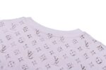 P175 1v 26FW Monogram 烫金油墨压花短袖（粉色） 面料采用甄选高支精梳棉质面料，触感顺滑软糯，亲肤透气，上身垂坠感佳。面料织造紧密扎实，不易变形起皱，兼顾舒适穿着与挺括版型，日常穿着透气不闷汗，耐洗不易松弛，面料肌理完全对标原版品质。宽松落肩圆领版型，不挑身材，男女均可驾驭。肩部拼接品牌老花刺绣贴布，胸口方形口袋采用同款老花刺绣工艺，弱化单调基础款，简约中自带高级辨识度，日常通勤、休闲出行都适配，轻松打造松弛轻奢穿搭。领口精密包边走线，久穿不易卷边变形。肩部与口袋老花刺绣工整饱满，图案对位精准，针脚细密。袖口、下摆双线车缝工艺，做工考究，整体剪裁利落，还原原版整体版型比例。 Size:XS-S-M-L