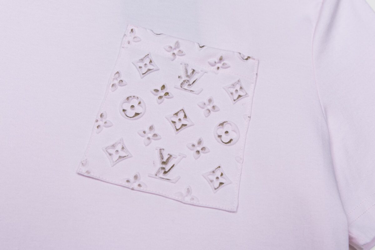 P175 1v 26FW Monogram 烫金油墨压花短袖（粉色） 面料采用甄选高支精梳棉质面料，触感顺滑软糯，亲肤透气，上身垂坠感佳。面料织造紧密扎实，不易变形起皱，兼顾舒适穿着与挺括版型，日常穿着透气不闷汗，耐洗不易松弛，面料肌理完全对标原版品质。宽松落肩圆领版型，不挑身材，男女均可驾驭。肩部拼接品牌老花刺绣贴布，胸口方形口袋采用同款老花刺绣工艺，弱化单调基础款，简约中自带高级辨识度，日常通勤、休闲出行都适配，轻松打造松弛轻奢穿搭。领口精密包边走线，久穿不易卷边变形。肩部与口袋老花刺绣工整饱满，图案对位精准，针脚细密。袖口、下摆双线车缝工艺，做工考究，整体剪裁利落，还原原版整体版型比例。 Size:XS-S-M-L