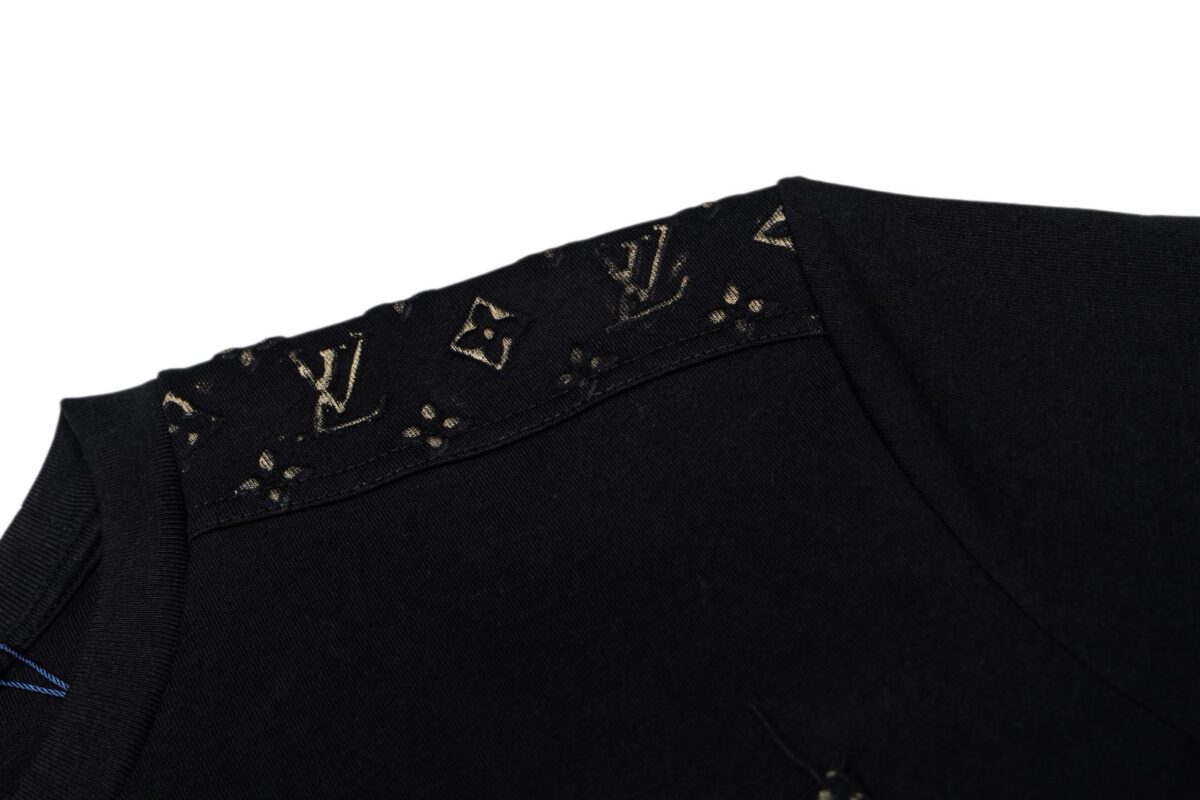 weigou_170507_4_043191f9e6 P175 1v 26FW Monogram 烫金油墨压花短袖(黑色) 面料采用甄选高支精梳棉质面料,触感顺滑软糯,亲肤透气,上身垂坠感佳。面料织造紧密扎实,不易变形起皱,兼顾舒适穿着与挺括版型,日常穿着透气不闷汗,耐洗不易松弛,面料肌理完全对标原版品质。宽松落肩圆领版型,不挑身材,男女均可驾驭。肩部拼接品牌老花刺绣贴布,胸口方形口袋采用同款老花刺绣工艺,弱化单调基础款,简约中自带高级辨识度,日常通勤、休闲出行都适配,轻松打造松弛轻奢穿搭。领口精密包边走线,久穿不易卷边变形。肩部与口袋老花刺绣工整饱满,图案对位精准,针脚细密。袖口、下摆双线车缝工艺,做工考究,整体剪裁利落,还原原版整体版型比例。 Size:XS-S-M-L