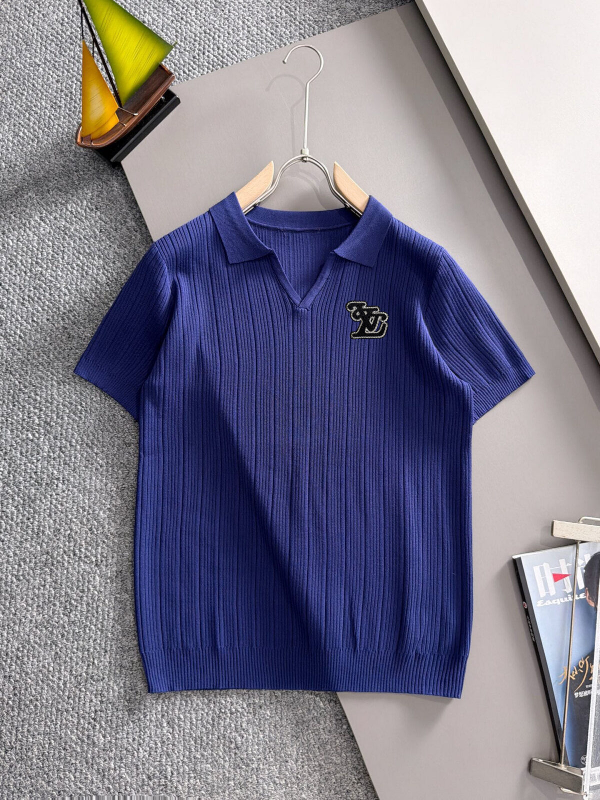 P150 LV高品质26ss新款男款短袖T恤衫精梳棉质纱线纺棉布面料制作，出入专柜毫无压力 独家控原材料 掂起来手感份量十足，上身也比普通T更加有质感，这种质地能应对天气自如，冷热皆宜！宽松版型设计。 尺码：M到3XL