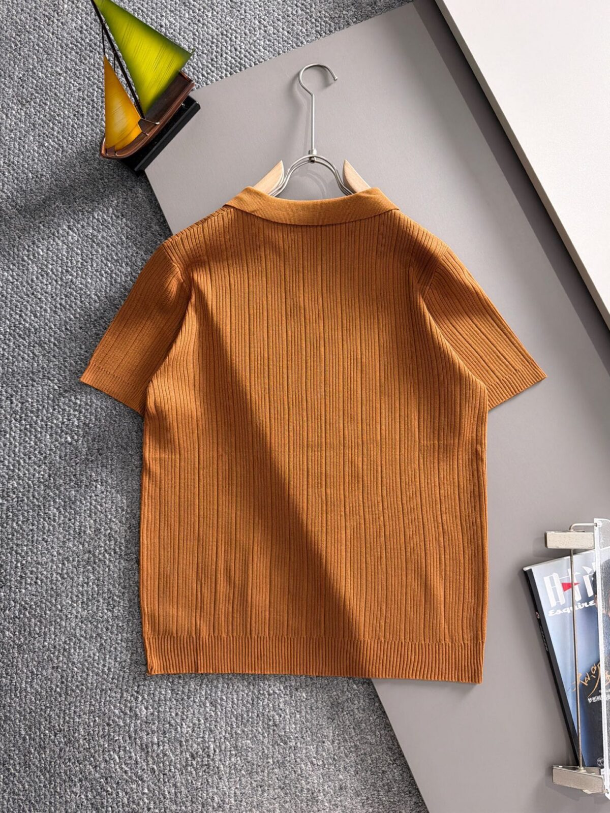 P150 LV高品质26ss新款男款短袖T恤衫精梳棉质纱线纺棉布面料制作，出入专柜毫无压力 独家控原材料 掂起来手感份量十足，上身也比普通T更加有质感，这种质地能应对天气自如，冷热皆宜！宽松版型设计。 尺码：M到3XL