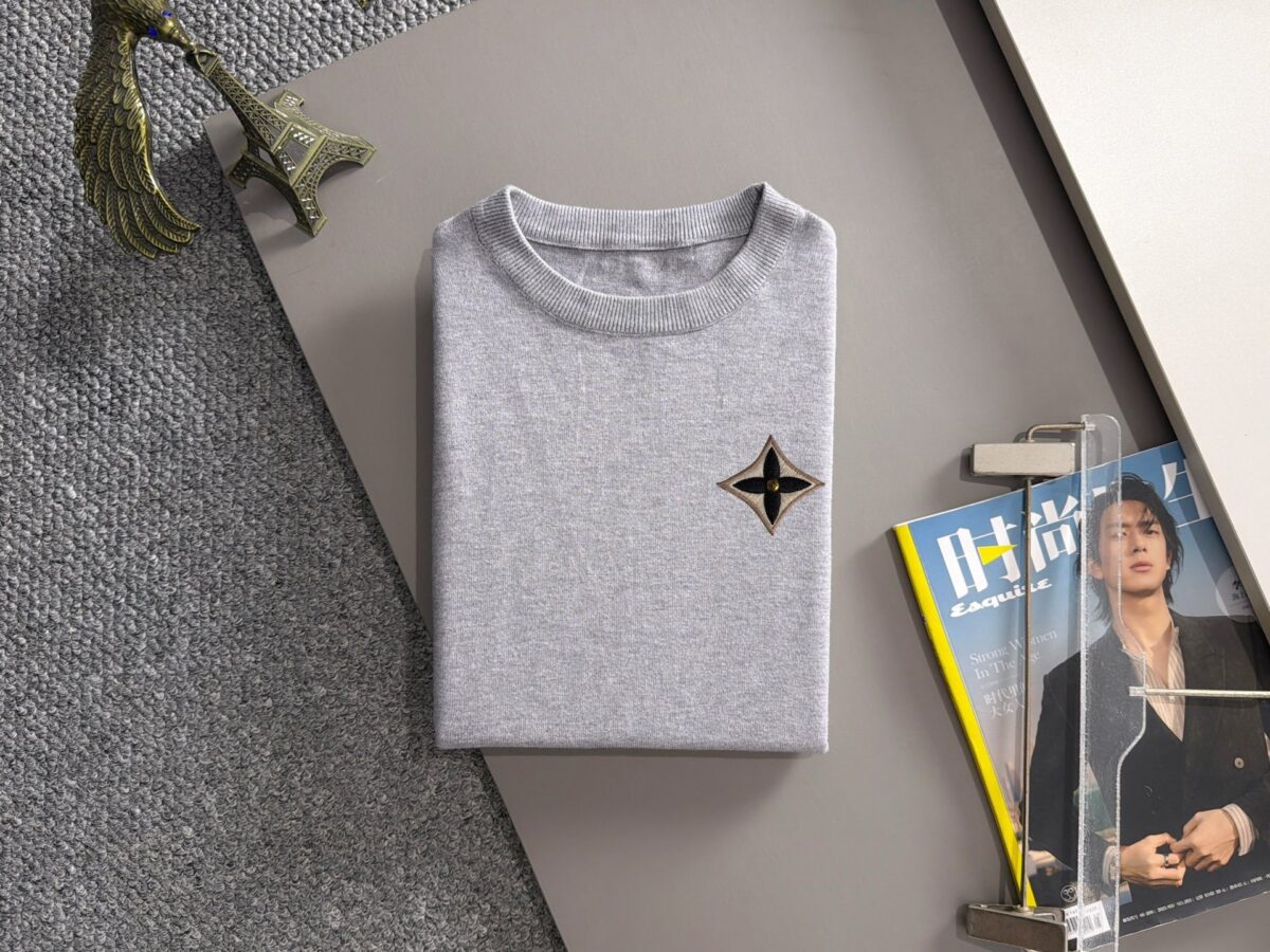 P150 高品质 LV 诺悠翩雅 26ss新款男款短袖T恤衫 精梳棉质纱线针织纺棉布面料制作，出入专柜毫无压力 独家控原材料 掂起来手感份量十足，上身也比普通T更加有质感，这种质地能应对天气自如，冷热皆宜！宽松版型设计，显高贵。唯一正确版面世 尺码：M到3XL