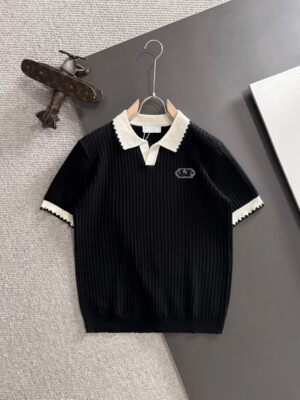 P150 LV 高品质 2026夏季新款男款短袖T恤 精梳棉质纱线针织纺棉布面料制作，纯棉的高克重特殊纱，掂起来手感份量十足，上身也比普通T更加有质感，这种质地能应对天气自如，冷热皆宜！ 胸前的图案采用立体刺绣工艺，参照原版一针一线完美出品！宽松版型设计，显高贵。 尺码：M到XXXL