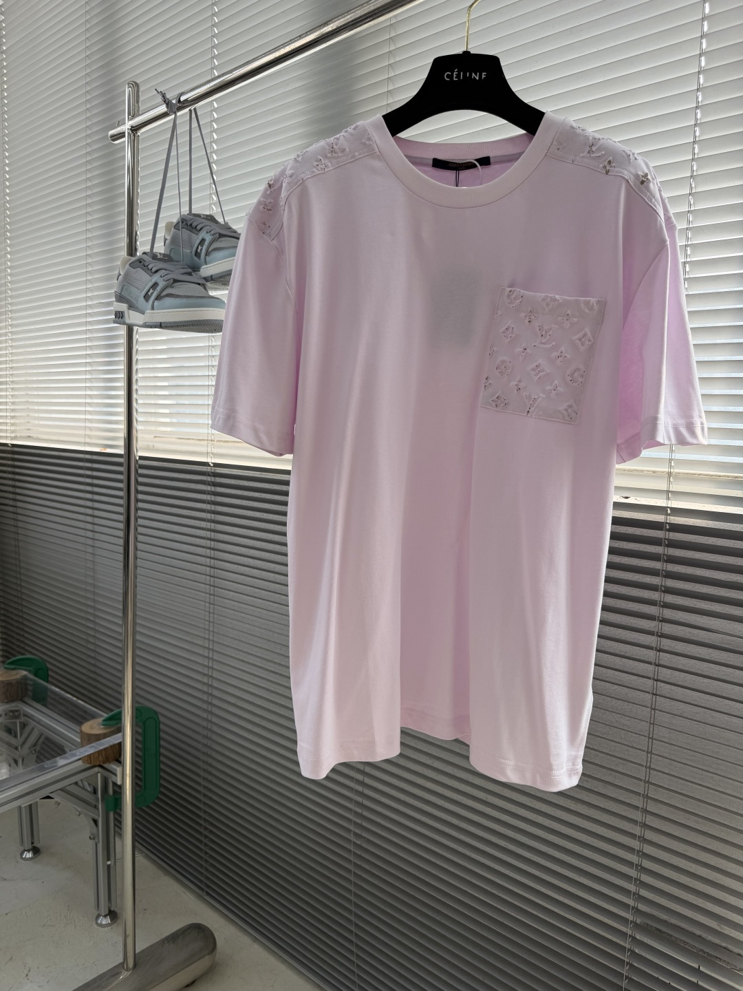 weigou_170642_0_5f1c85ea88 P170 -驴牌 压花烫金标识短袖 采用32针双纱精梳棉。 螺纹采用1*1配套索罗娜。 压花采用原版1:1开模定制模具,潜伏于口袋,都采用品牌字母标识作为点缀,高温180度烫压出logo,后加工人工烫金纸版图。 本款棉质T恤出自2026秋冬秀场,借光感设计展现品牌未来主义科技和精湛传统匠艺。胸前贴袋和后抵肩压印Monogram图案,经反光油墨叠印后尽释动感活力,以别致笔触点明本系列主题。 码数:S M L XL 胸围 110 114 118 122 衣长 70 72 74 76 肩宽 52 53 54 55