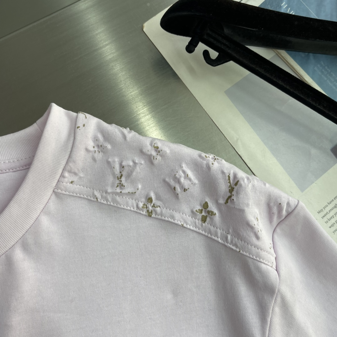 weigou_170642_4_45a0414f3c P170 -驴牌 压花烫金标识短袖 采用32针双纱精梳棉。 螺纹采用1*1配套索罗娜。 压花采用原版1:1开模定制模具,潜伏于口袋,都采用品牌字母标识作为点缀,高温180度烫压出logo,后加工人工烫金纸版图。 本款棉质T恤出自2026秋冬秀场,借光感设计展现品牌未来主义科技和精湛传统匠艺。胸前贴袋和后抵肩压印Monogram图案,经反光油墨叠印后尽释动感活力,以别致笔触点明本系列主题。 码数:S M L XL 胸围 110 114 118 122 衣长 70 72 74 76 肩宽 52 53 54 55