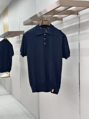P155 LOUIS VUITTON 革标polo衫 ●原版：11300购入开发 ●货号：1681738-A45 ●面料：羊毛混纺面料 ●工艺：针织制作 ●颜色：藏蓝色 ●版型：合身版型 ●克重：约250克 ●尺码：S-M-L-XL ●描述：本款短袖衫采用245羊毛混纺，由14针1条纱加1条弹力丝织片，20针盘缝合。织片时间90分钟，洗水后需先将胸贴烫过以后再打的扣子，这样会平整美观，打好扣之后还需绣花制作。 为细腻丝毛混纺针织渲染沉稳色调，以刺绣和皮革标识贴饰分饰左侧下摆和背后。可为商务着装注入学院风范，亦可与精裁单品或休闲裤共筑摩登造型。整体走线平直细腻，面料舒适柔软，颜色一致无色差 能与同款搭配营造时尚造型，驾驭各种场合，定制辅料，三标齐全，男女同款！“”BB65