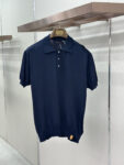 P155 LOUIS VUITTON 革标polo衫 ●原版：11300购入开发 ●货号：1681738-A45 ●面料：羊毛混纺面料 ●工艺：针织制作 ●颜色：藏蓝色 ●版型：合身版型 ●克重：约250克 ●尺码：S-M-L-XL ●描述：本款短袖衫采用245羊毛混纺，由14针1条纱加1条弹力丝织片，20针盘缝合。织片时间90分钟，洗水后需先将胸贴烫过以后再打的扣子，这样会平整美观，打好扣之后还需绣花制作。 为细腻丝毛混纺针织渲染沉稳色调，以刺绣和皮革标识贴饰分饰左侧下摆和背后。可为商务着装注入学院风范，亦可与精裁单品或休闲裤共筑摩登造型。整体走线平直细腻，面料舒适柔软，颜色一致无色差 能与同款搭配营造时尚造型，驾驭各种场合，定制辅料，三标齐全，男女同款！“”BB65