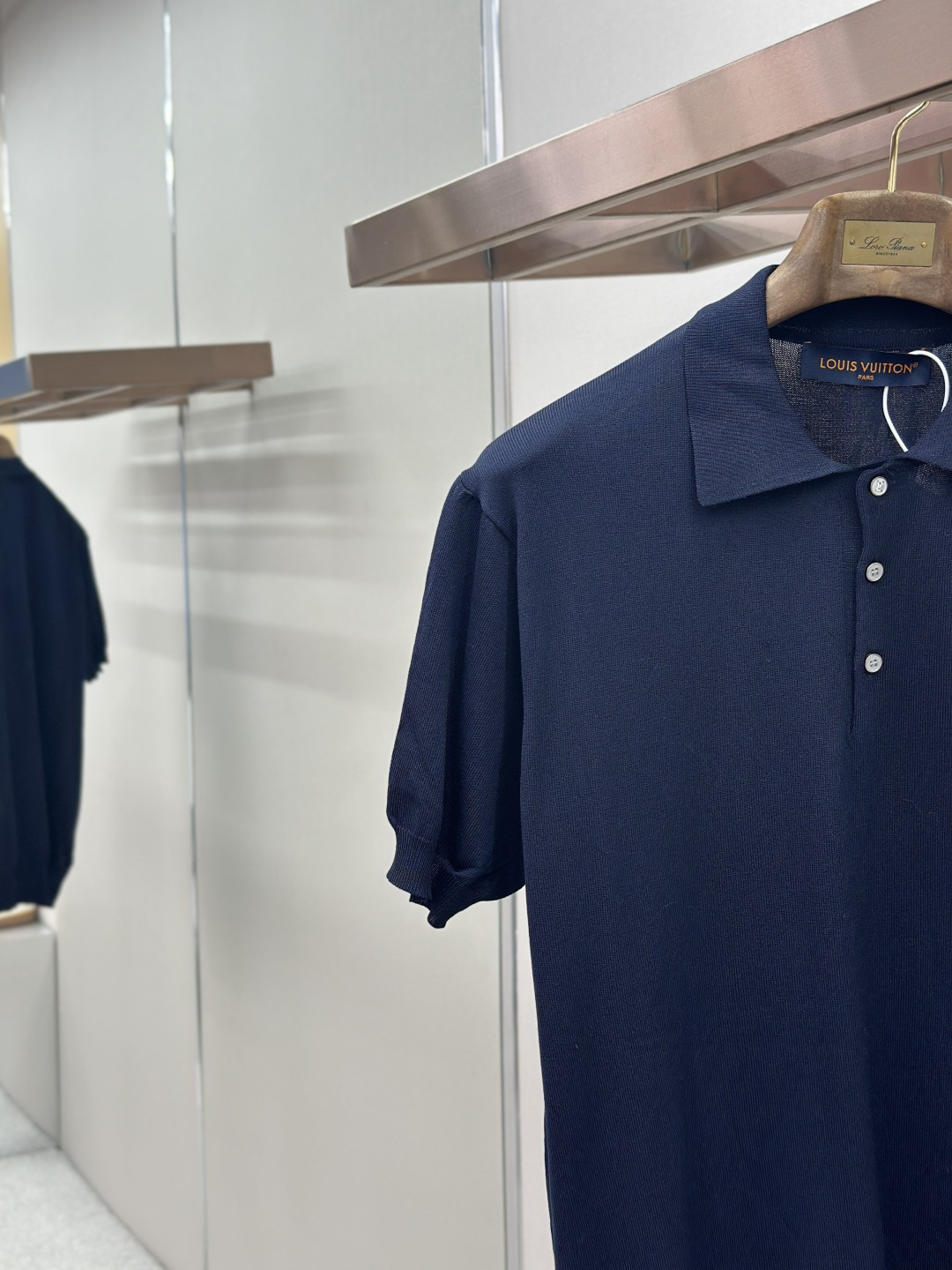 P155 LOUIS VUITTON 革标polo衫 ●原版：11300购入开发 ●货号：1681738-A45 ●面料：羊毛混纺面料 ●工艺：针织制作 ●颜色：藏蓝色 ●版型：合身版型 ●克重：约250克 ●尺码：S-M-L-XL ●描述：本款短袖衫采用245羊毛混纺，由14针1条纱加1条弹力丝织片，20针盘缝合。织片时间90分钟，洗水后需先将胸贴烫过以后再打的扣子，这样会平整美观，打好扣之后还需绣花制作。 为细腻丝毛混纺针织渲染沉稳色调，以刺绣和皮革标识贴饰分饰左侧下摆和背后。可为商务着装注入学院风范，亦可与精裁单品或休闲裤共筑摩登造型。整体走线平直细腻，面料舒适柔软，颜色一致无色差 能与同款搭配营造时尚造型，驾驭各种场合，定制辅料，三标齐全，男女同款！“”BB65
