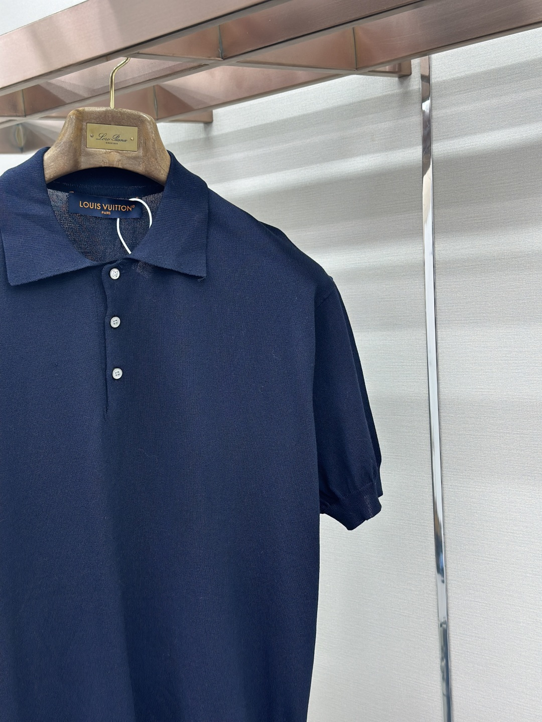 P155 LOUIS VUITTON 革标polo衫 ●原版：11300购入开发 ●货号：1681738-A45 ●面料：羊毛混纺面料 ●工艺：针织制作 ●颜色：藏蓝色 ●版型：合身版型 ●克重：约250克 ●尺码：S-M-L-XL ●描述：本款短袖衫采用245羊毛混纺，由14针1条纱加1条弹力丝织片，20针盘缝合。织片时间90分钟，洗水后需先将胸贴烫过以后再打的扣子，这样会平整美观，打好扣之后还需绣花制作。 为细腻丝毛混纺针织渲染沉稳色调，以刺绣和皮革标识贴饰分饰左侧下摆和背后。可为商务着装注入学院风范，亦可与精裁单品或休闲裤共筑摩登造型。整体走线平直细腻，面料舒适柔软，颜色一致无色差 能与同款搭配营造时尚造型，驾驭各种场合，定制辅料，三标齐全，男女同款！“”BB65