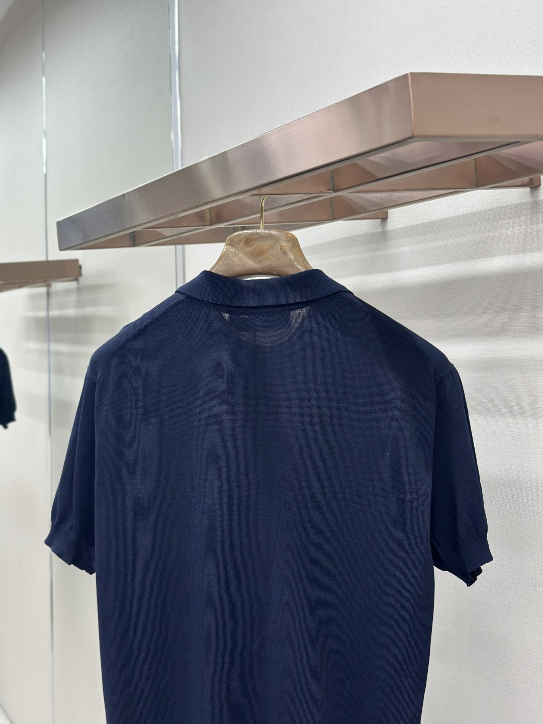 P155 LOUIS VUITTON 革标polo衫 ●原版：11300购入开发 ●货号：1681738-A45 ●面料：羊毛混纺面料 ●工艺：针织制作 ●颜色：藏蓝色 ●版型：合身版型 ●克重：约250克 ●尺码：S-M-L-XL ●描述：本款短袖衫采用245羊毛混纺，由14针1条纱加1条弹力丝织片，20针盘缝合。织片时间90分钟，洗水后需先将胸贴烫过以后再打的扣子，这样会平整美观，打好扣之后还需绣花制作。 为细腻丝毛混纺针织渲染沉稳色调，以刺绣和皮革标识贴饰分饰左侧下摆和背后。可为商务着装注入学院风范，亦可与精裁单品或休闲裤共筑摩登造型。整体走线平直细腻，面料舒适柔软，颜色一致无色差 能与同款搭配营造时尚造型，驾驭各种场合，定制辅料，三标齐全，男女同款！“”BB65