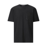 weigou_170684_0_93c8c3909f P160 LOUIS VUITTON 压花烫金标识短袖 面料:采用32针双纱精梳棉。 面料:螺纹采用1*1配套索罗娜。 工艺:压花采用原版1:1开模定制模具,潜伏于口袋,都采用品牌字母标识作为点缀,高温180度烫压出logo,后加工人工烫金纸版图。 本款棉质T恤出自2026秋冬秀场,借光感设计展现品牌未来主义科技和精湛传统匠艺。胸前贴袋和后抵肩压印Monogram图案,经反光油墨叠印后尽释动感活力,以别致笔触点明本系列主题。 辅料:定制1:1洗水商标 辅料:定制1:1压花标识 尺码:S-M-L-XL 颜色:黑-粉 款号:86589-818
