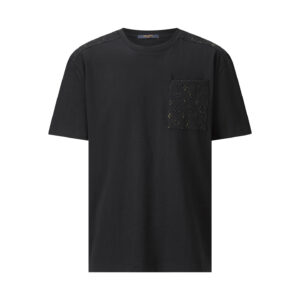 P160 LOUIS VUITTON 压花烫金标识短袖 面料：采用32针双纱精梳棉。 面料：螺纹采用1*1配套索罗娜。 工艺：压花采用原版1:1开模定制模具，潜伏于口袋，都采用品牌字母标识作为点缀，高温180度烫压出logo，后加工人工烫金纸版图。 本款棉质T恤出自2026秋冬秀场，借光感设计展现品牌未来主义科技和精湛传统匠艺。胸前贴袋和后抵肩压印Monogram图案，经反光油墨叠印后尽释动感活力，以别致笔触点明本系列主题。 辅料：定制1：1洗水商标 辅料：定制1：1压花标识 尺码：S-M-L-XL 颜色：黑-粉 款号：86589-818
