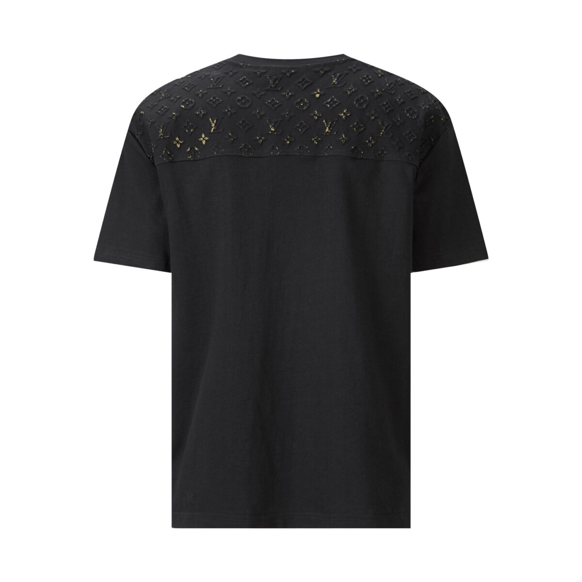 weigou_170684_1_bc2f009c7c P160 LOUIS VUITTON 压花烫金标识短袖 面料:采用32针双纱精梳棉。 面料:螺纹采用1*1配套索罗娜。 工艺:压花采用原版1:1开模定制模具,潜伏于口袋,都采用品牌字母标识作为点缀,高温180度烫压出logo,后加工人工烫金纸版图。 本款棉质T恤出自2026秋冬秀场,借光感设计展现品牌未来主义科技和精湛传统匠艺。胸前贴袋和后抵肩压印Monogram图案,经反光油墨叠印后尽释动感活力,以别致笔触点明本系列主题。 辅料:定制1:1洗水商标 辅料:定制1:1压花标识 尺码:S-M-L-XL 颜色:黑-粉 款号:86589-818