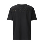 weigou_170684_1_bc2f009c7c P160 LOUIS VUITTON 压花烫金标识短袖 面料:采用32针双纱精梳棉。 面料:螺纹采用1*1配套索罗娜。 工艺:压花采用原版1:1开模定制模具,潜伏于口袋,都采用品牌字母标识作为点缀,高温180度烫压出logo,后加工人工烫金纸版图。 本款棉质T恤出自2026秋冬秀场,借光感设计展现品牌未来主义科技和精湛传统匠艺。胸前贴袋和后抵肩压印Monogram图案,经反光油墨叠印后尽释动感活力,以别致笔触点明本系列主题。 辅料:定制1:1洗水商标 辅料:定制1:1压花标识 尺码:S-M-L-XL 颜色:黑-粉 款号:86589-818