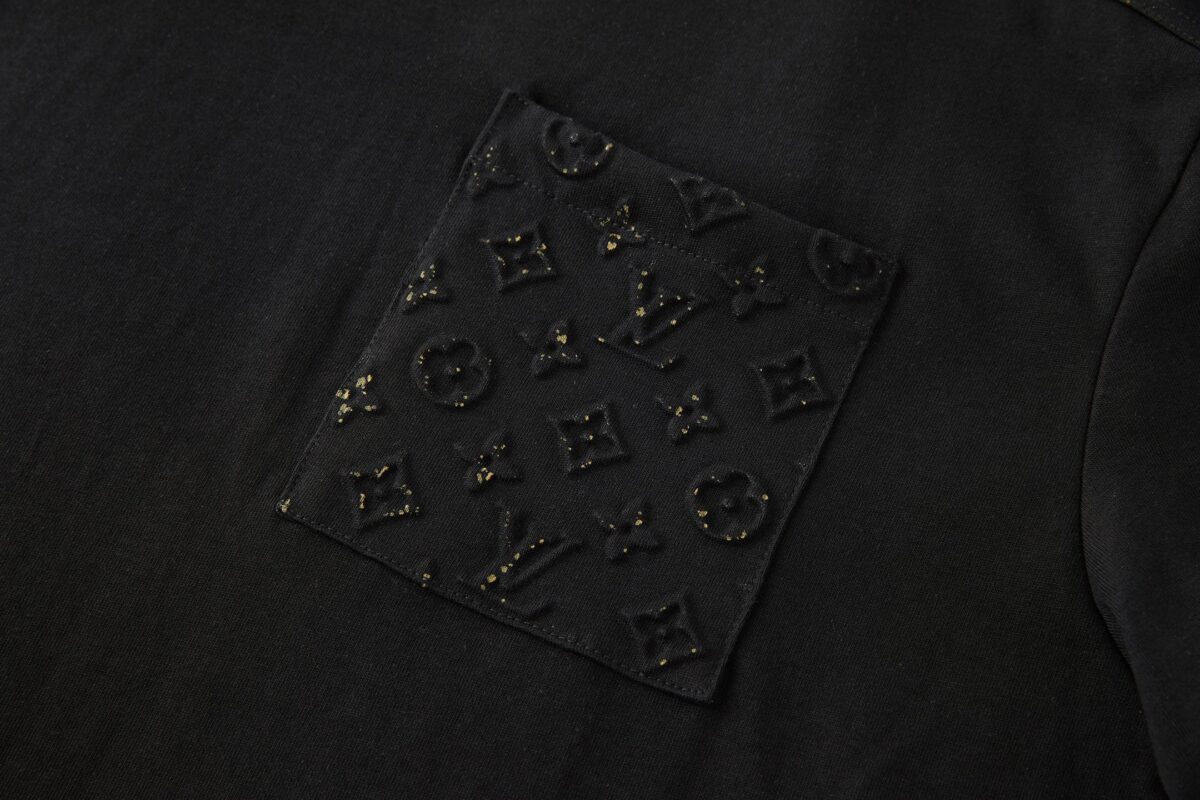 weigou_170684_3_7ec2498519 P160 LOUIS VUITTON 压花烫金标识短袖 面料:采用32针双纱精梳棉。 面料:螺纹采用1*1配套索罗娜。 工艺:压花采用原版1:1开模定制模具,潜伏于口袋,都采用品牌字母标识作为点缀,高温180度烫压出logo,后加工人工烫金纸版图。 本款棉质T恤出自2026秋冬秀场,借光感设计展现品牌未来主义科技和精湛传统匠艺。胸前贴袋和后抵肩压印Monogram图案,经反光油墨叠印后尽释动感活力,以别致笔触点明本系列主题。 辅料:定制1:1洗水商标 辅料:定制1:1压花标识 尺码:S-M-L-XL 颜色:黑-粉 款号:86589-818