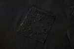 weigou_170684_3_7ec2498519 P160 LOUIS VUITTON 压花烫金标识短袖 面料:采用32针双纱精梳棉。 面料:螺纹采用1*1配套索罗娜。 工艺:压花采用原版1:1开模定制模具,潜伏于口袋,都采用品牌字母标识作为点缀,高温180度烫压出logo,后加工人工烫金纸版图。 本款棉质T恤出自2026秋冬秀场,借光感设计展现品牌未来主义科技和精湛传统匠艺。胸前贴袋和后抵肩压印Monogram图案,经反光油墨叠印后尽释动感活力,以别致笔触点明本系列主题。 辅料:定制1:1洗水商标 辅料:定制1:1压花标识 尺码:S-M-L-XL 颜色:黑-粉 款号:86589-818
