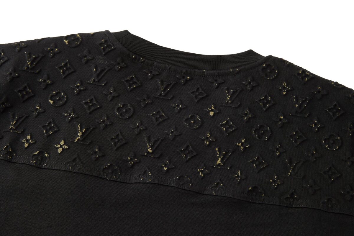 weigou_170684_4_74603e1531 P160 LOUIS VUITTON 压花烫金标识短袖 面料:采用32针双纱精梳棉。 面料:螺纹采用1*1配套索罗娜。 工艺:压花采用原版1:1开模定制模具,潜伏于口袋,都采用品牌字母标识作为点缀,高温180度烫压出logo,后加工人工烫金纸版图。 本款棉质T恤出自2026秋冬秀场,借光感设计展现品牌未来主义科技和精湛传统匠艺。胸前贴袋和后抵肩压印Monogram图案,经反光油墨叠印后尽释动感活力,以别致笔触点明本系列主题。 辅料:定制1:1洗水商标 辅料:定制1:1压花标识 尺码:S-M-L-XL 颜色:黑-粉 款号:86589-818