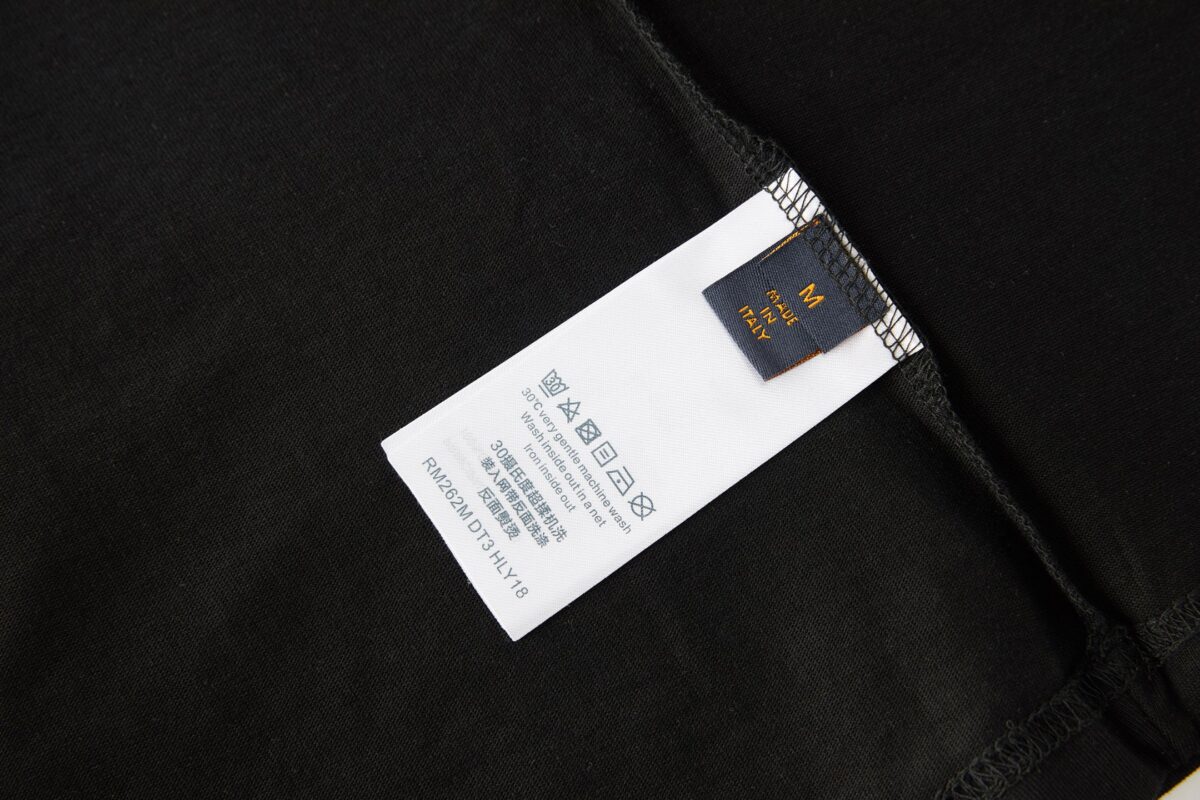 weigou_170684_7_b91aa472d6 P160 LOUIS VUITTON 压花烫金标识短袖 面料:采用32针双纱精梳棉。 面料:螺纹采用1*1配套索罗娜。 工艺:压花采用原版1:1开模定制模具,潜伏于口袋,都采用品牌字母标识作为点缀,高温180度烫压出logo,后加工人工烫金纸版图。 本款棉质T恤出自2026秋冬秀场,借光感设计展现品牌未来主义科技和精湛传统匠艺。胸前贴袋和后抵肩压印Monogram图案,经反光油墨叠印后尽释动感活力,以别致笔触点明本系列主题。 辅料:定制1:1洗水商标 辅料:定制1:1压花标识 尺码:S-M-L-XL 颜色:黑-粉 款号:86589-818