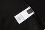 weigou_170684_7_b91aa472d6 P160 LOUIS VUITTON 压花烫金标识短袖 面料:采用32针双纱精梳棉。 面料:螺纹采用1*1配套索罗娜。 工艺:压花采用原版1:1开模定制模具,潜伏于口袋,都采用品牌字母标识作为点缀,高温180度烫压出logo,后加工人工烫金纸版图。 本款棉质T恤出自2026秋冬秀场,借光感设计展现品牌未来主义科技和精湛传统匠艺。胸前贴袋和后抵肩压印Monogram图案,经反光油墨叠印后尽释动感活力,以别致笔触点明本系列主题。 辅料:定制1:1洗水商标 辅料:定制1:1压花标识 尺码:S-M-L-XL 颜色:黑-粉 款号:86589-818