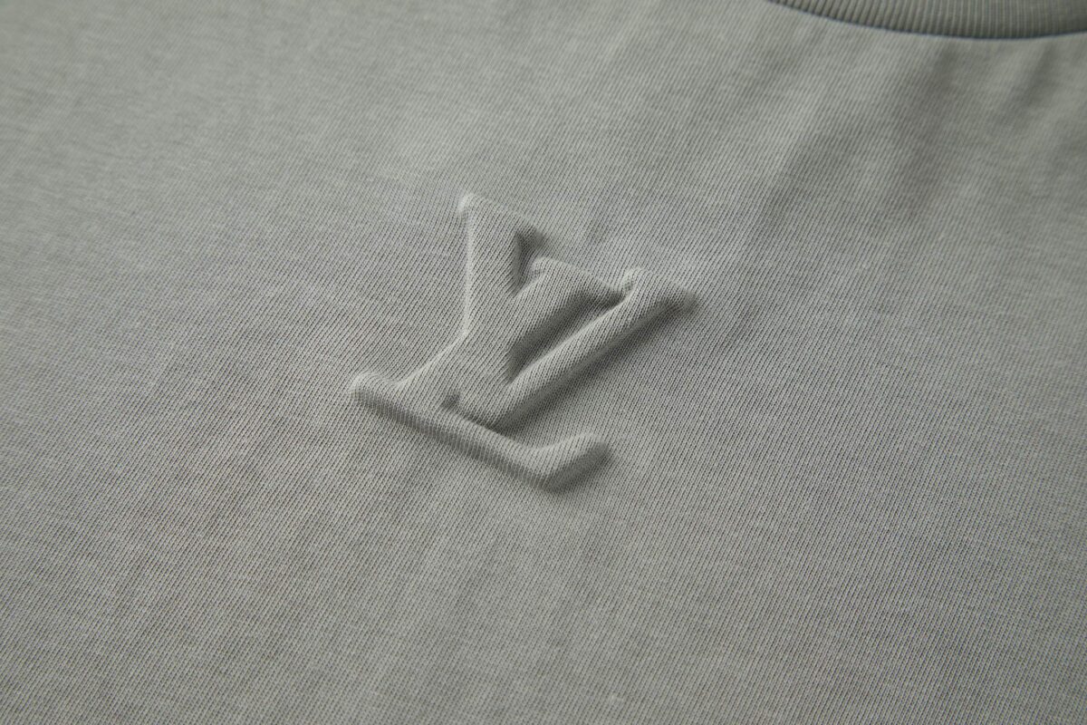 P110 LOUIS VUITTON 压花标识短袖 面料：采用32支双纱精梳棉。 面料：螺纹采用1*1配套索罗娜。 工艺：原版定制1：1LV标识压花模具，同比例尺寸与厚薄度。 本款T恤取材柔软棉布针织，以品牌元素点亮经典设计。肩头缝线和背后的桑蚕丝嵌花标签呈现内外翻转效果，硅质LV标识刺绣再添品牌格 调。 辅料：定制1：1洗水商标 辅料：定制1：1压花标识 尺码：S-M-L-XL 颜色：黑-白-蓝-紫-宝蓝-灰 款号：86224-818