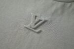 P110 LOUIS VUITTON 压花标识短袖 面料：采用32支双纱精梳棉。 面料：螺纹采用1*1配套索罗娜。 工艺：原版定制1：1LV标识压花模具，同比例尺寸与厚薄度。 本款T恤取材柔软棉布针织，以品牌元素点亮经典设计。肩头缝线和背后的桑蚕丝嵌花标签呈现内外翻转效果，硅质LV标识刺绣再添品牌格 调。 辅料：定制1：1洗水商标 辅料：定制1：1压花标识 尺码：S-M-L-XL 颜色：黑-白-蓝-紫-宝蓝-灰 款号：86224-818