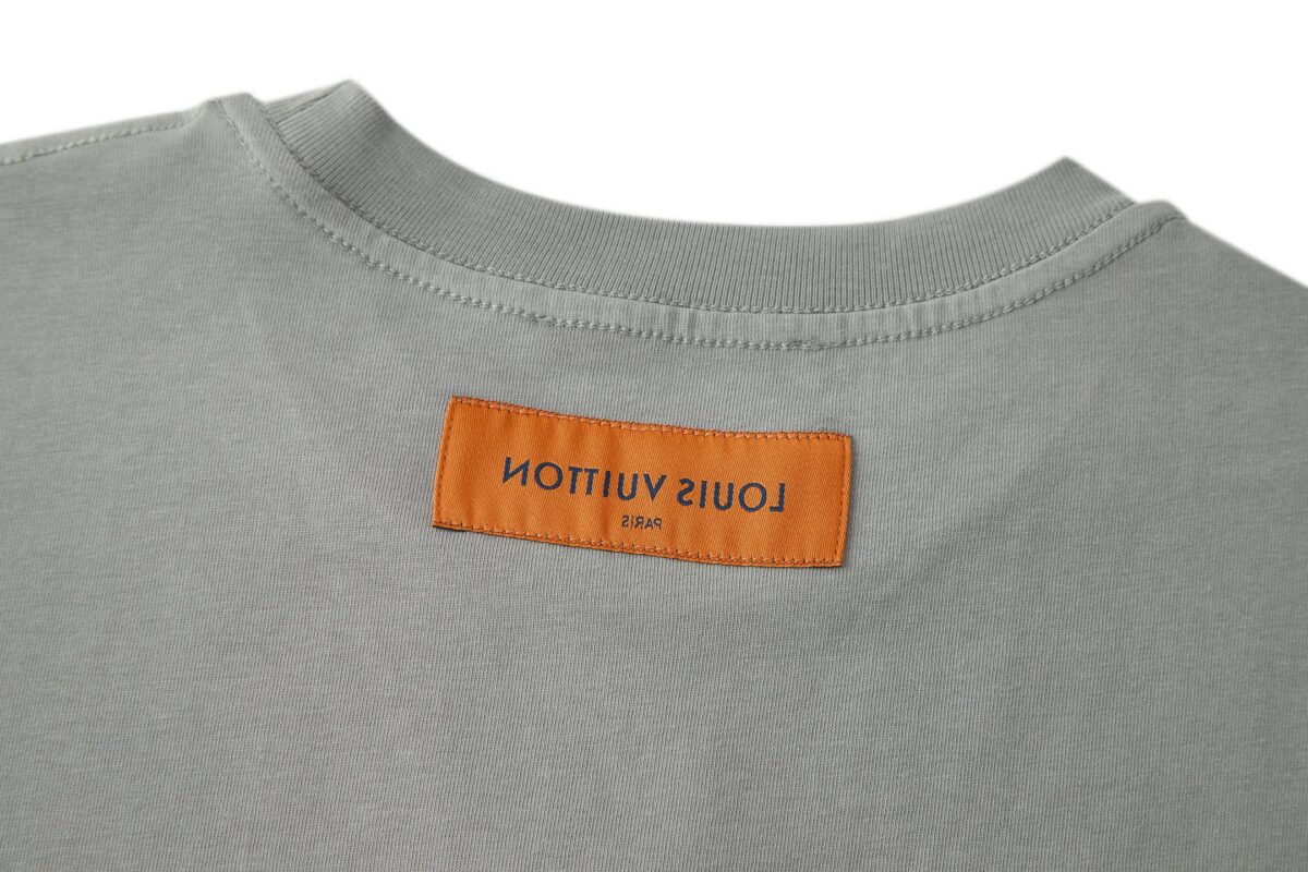 P110 LOUIS VUITTON 压花标识短袖 面料：采用32支双纱精梳棉。 面料：螺纹采用1*1配套索罗娜。 工艺：原版定制1：1LV标识压花模具，同比例尺寸与厚薄度。 本款T恤取材柔软棉布针织，以品牌元素点亮经典设计。肩头缝线和背后的桑蚕丝嵌花标签呈现内外翻转效果，硅质LV标识刺绣再添品牌格 调。 辅料：定制1：1洗水商标 辅料：定制1：1压花标识 尺码：S-M-L-XL 颜色：黑-白-蓝-紫-宝蓝-灰 款号：86224-818