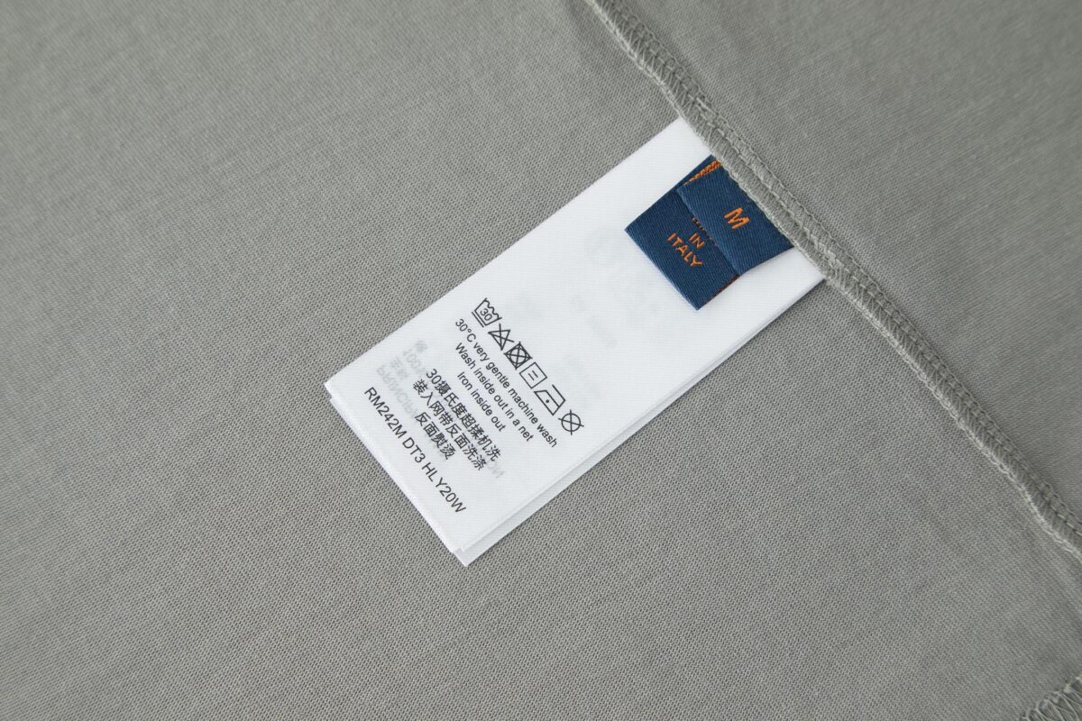 P110 LOUIS VUITTON 压花标识短袖 面料：采用32支双纱精梳棉。 面料：螺纹采用1*1配套索罗娜。 工艺：原版定制1：1LV标识压花模具，同比例尺寸与厚薄度。 本款T恤取材柔软棉布针织，以品牌元素点亮经典设计。肩头缝线和背后的桑蚕丝嵌花标签呈现内外翻转效果，硅质LV标识刺绣再添品牌格 调。 辅料：定制1：1洗水商标 辅料：定制1：1压花标识 尺码：S-M-L-XL 颜色：黑-白-蓝-紫-宝蓝-灰 款号：86224-818