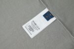 P110 LOUIS VUITTON 压花标识短袖 面料：采用32支双纱精梳棉。 面料：螺纹采用1*1配套索罗娜。 工艺：原版定制1：1LV标识压花模具，同比例尺寸与厚薄度。 本款T恤取材柔软棉布针织，以品牌元素点亮经典设计。肩头缝线和背后的桑蚕丝嵌花标签呈现内外翻转效果，硅质LV标识刺绣再添品牌格 调。 辅料：定制1：1洗水商标 辅料：定制1：1压花标识 尺码：S-M-L-XL 颜色：黑-白-蓝-紫-宝蓝-灰 款号：86224-818