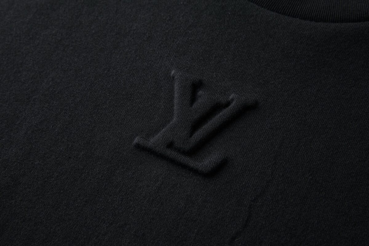 P110 LOUIS VUITTON 压花标识短袖 面料：采用32支双纱精梳棉。 面料：螺纹采用1*1配套索罗娜。 工艺：原版定制1：1LV标识压花模具，同比例尺寸与厚薄度。 本款T恤取材柔软棉布针织，以品牌元素点亮经典设计。肩头缝线和背后的桑蚕丝嵌花标签呈现内外翻转效果，硅质LV标识刺绣再添品牌格 调。 辅料：定制1：1洗水商标 辅料：定制1：1压花标识 尺码：S-M-L-XL 颜色：黑-白-蓝-紫-宝蓝-灰 款号：86224-818