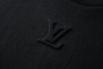 P110 LOUIS VUITTON 压花标识短袖 面料：采用32支双纱精梳棉。 面料：螺纹采用1*1配套索罗娜。 工艺：原版定制1：1LV标识压花模具，同比例尺寸与厚薄度。 本款T恤取材柔软棉布针织，以品牌元素点亮经典设计。肩头缝线和背后的桑蚕丝嵌花标签呈现内外翻转效果，硅质LV标识刺绣再添品牌格 调。 辅料：定制1：1洗水商标 辅料：定制1：1压花标识 尺码：S-M-L-XL 颜色：黑-白-蓝-紫-宝蓝-灰 款号：86224-818