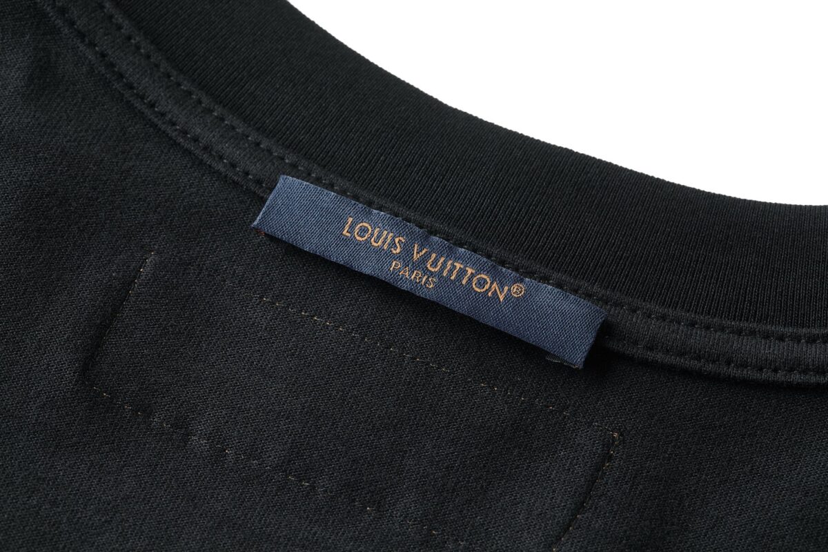 P110 LOUIS VUITTON 压花标识短袖 面料：采用32支双纱精梳棉。 面料：螺纹采用1*1配套索罗娜。 工艺：原版定制1：1LV标识压花模具，同比例尺寸与厚薄度。 本款T恤取材柔软棉布针织，以品牌元素点亮经典设计。肩头缝线和背后的桑蚕丝嵌花标签呈现内外翻转效果，硅质LV标识刺绣再添品牌格 调。 辅料：定制1：1洗水商标 辅料：定制1：1压花标识 尺码：S-M-L-XL 颜色：黑-白-蓝-紫-宝蓝-灰 款号：86224-818