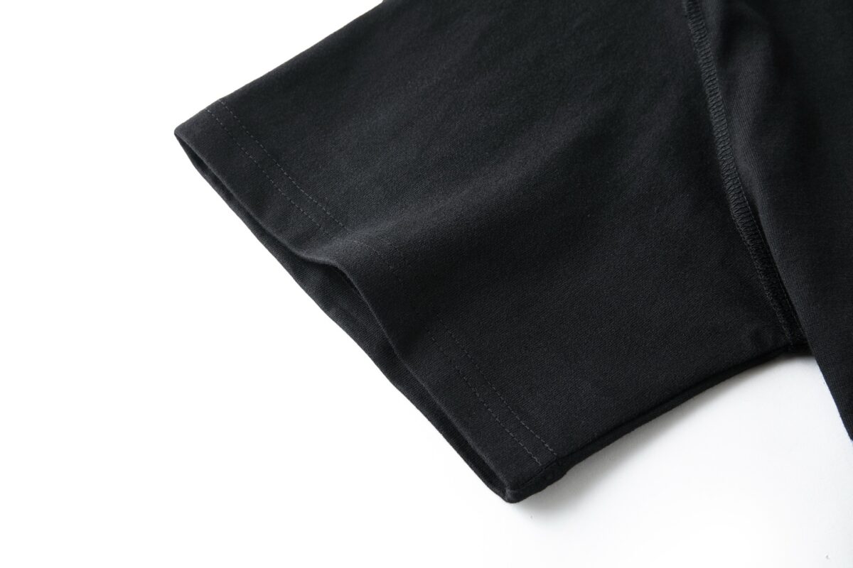 P110 LOUIS VUITTON 压花标识短袖 面料：采用32支双纱精梳棉。 面料：螺纹采用1*1配套索罗娜。 工艺：原版定制1：1LV标识压花模具，同比例尺寸与厚薄度。 本款T恤取材柔软棉布针织，以品牌元素点亮经典设计。肩头缝线和背后的桑蚕丝嵌花标签呈现内外翻转效果，硅质LV标识刺绣再添品牌格 调。 辅料：定制1：1洗水商标 辅料：定制1：1压花标识 尺码：S-M-L-XL 颜色：黑-白-蓝-紫-宝蓝-灰 款号：86224-818