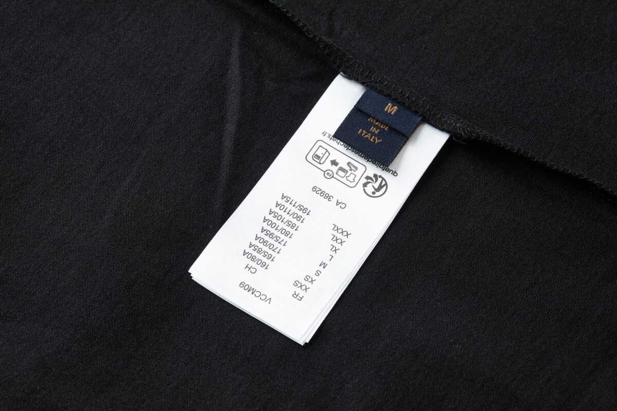 P110 LOUIS VUITTON 压花标识短袖 面料：采用32支双纱精梳棉。 面料：螺纹采用1*1配套索罗娜。 工艺：原版定制1：1LV标识压花模具，同比例尺寸与厚薄度。 本款T恤取材柔软棉布针织，以品牌元素点亮经典设计。肩头缝线和背后的桑蚕丝嵌花标签呈现内外翻转效果，硅质LV标识刺绣再添品牌格 调。 辅料：定制1：1洗水商标 辅料：定制1：1压花标识 尺码：S-M-L-XL 颜色：黑-白-蓝-紫-宝蓝-灰 款号：86224-818