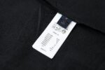 P110 LOUIS VUITTON 压花标识短袖 面料：采用32支双纱精梳棉。 面料：螺纹采用1*1配套索罗娜。 工艺：原版定制1：1LV标识压花模具，同比例尺寸与厚薄度。 本款T恤取材柔软棉布针织，以品牌元素点亮经典设计。肩头缝线和背后的桑蚕丝嵌花标签呈现内外翻转效果，硅质LV标识刺绣再添品牌格 调。 辅料：定制1：1洗水商标 辅料：定制1：1压花标识 尺码：S-M-L-XL 颜色：黑-白-蓝-紫-宝蓝-灰 款号：86224-818