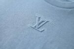 P110 LOUIS VUITTON 压花标识短袖 面料：采用32支双纱精梳棉。 面料：螺纹采用1*1配套索罗娜。 工艺：原版定制1：1LV标识压花模具，同比例尺寸与厚薄度。 本款T恤取材柔软棉布针织，以品牌元素点亮经典设计。肩头缝线和背后的桑蚕丝嵌花标签呈现内外翻转效果，硅质LV标识刺绣再添品牌格 调。 辅料：定制1：1洗水商标 辅料：定制1：1压花标识 尺码：S-M-L-XL 颜色：黑-白-蓝-紫-宝蓝-灰 款号：86224-818