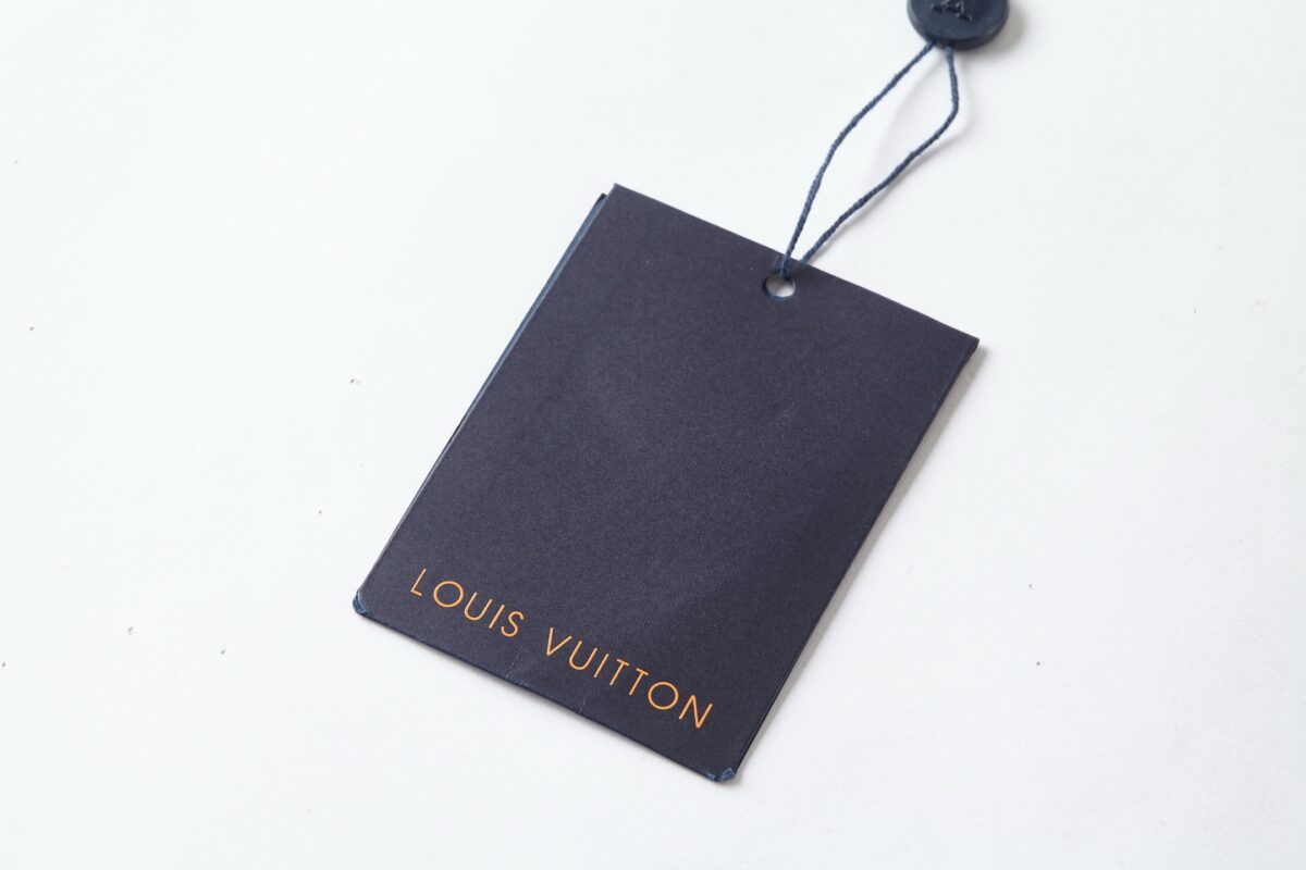 P110 LOUIS VUITTON 压花标识短袖 面料：采用32支双纱精梳棉。 面料：螺纹采用1*1配套索罗娜。 工艺：原版定制1：1LV标识压花模具，同比例尺寸与厚薄度。 本款T恤取材柔软棉布针织，以品牌元素点亮经典设计。肩头缝线和背后的桑蚕丝嵌花标签呈现内外翻转效果，硅质LV标识刺绣再添品牌格 调。 辅料：定制1：1洗水商标 辅料：定制1：1压花标识 尺码：S-M-L-XL 颜色：黑-白-蓝-紫-宝蓝-灰 款号：86224-818
